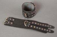 Наручники, ошейники - Широкие черные кожаные наручники без подкладки