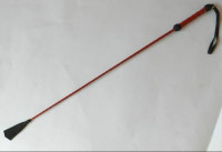 Кнуты, плётки, хлысты - Длинный плетеный стек с красной лаковой ручкой - 85 см.