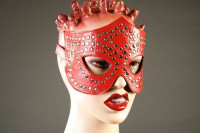 Маски, кляпы - Красная маска-очки с фурнитурой в виде заклепок
