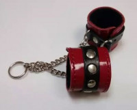 Сувениры - Брелок в виде красно-чёрных наручников