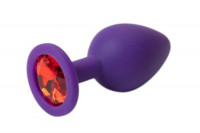 Интимные украшения - Фиолетовая силиконовая пробка с алым стразом - 8,2 см.