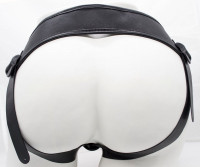 Страпон Harness из двух предметов: регулируемые трусики и насадка-фаллос - 17,5 см.